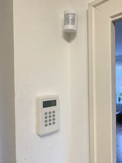 Bedienelement und Bewegungsmelder · Symbolbild