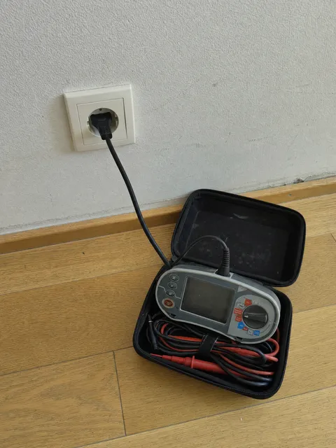 Messgerät für die Anlagenprüfung · Symbolbild