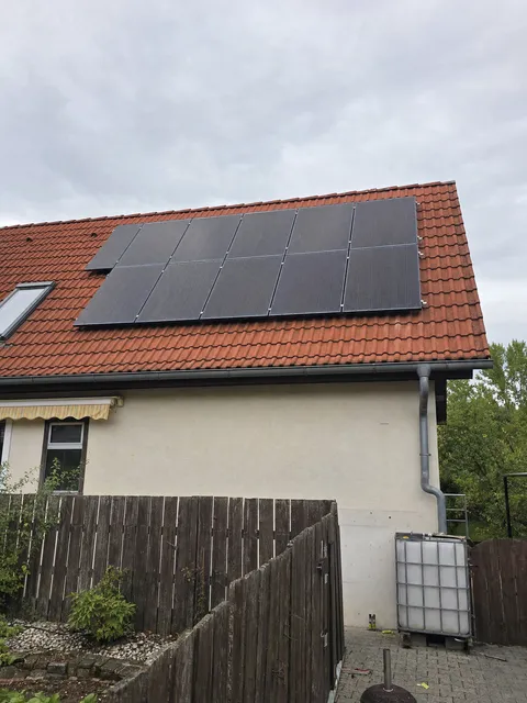 Photovoltaik auf einem Wohnhaus · Symbolbild
