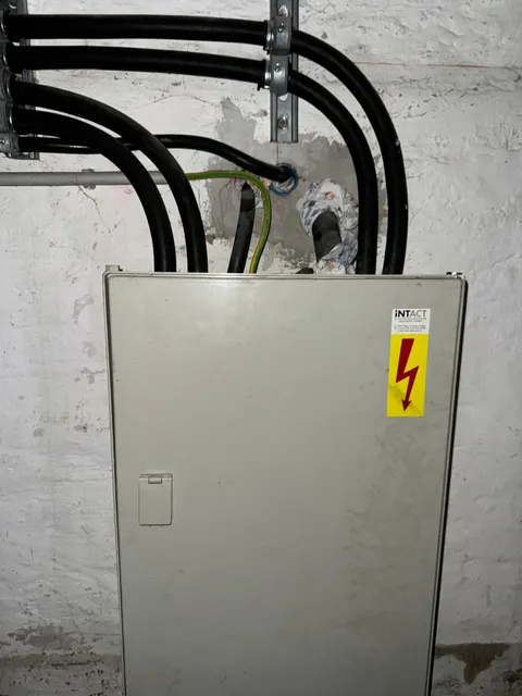 Zuleitungen am Anschlussschrank