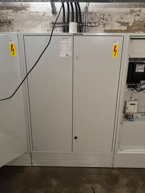 Schrankanlage mit Zuleitungen