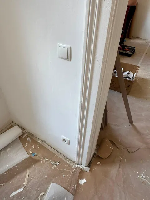 Schalter und Steckdose im Wohnraum